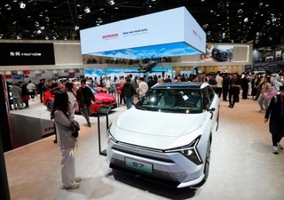 　「北京国際モーターショー」のホンダのブースで、展示された現地合弁相手のメーカーが主導して開発したＥＶ＝２４日、北京（共同）