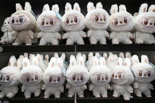 　ポップマートの店舗に並ぶ「ラブブ」のぬいぐるみ＝２０２５年５月、北京（共同）