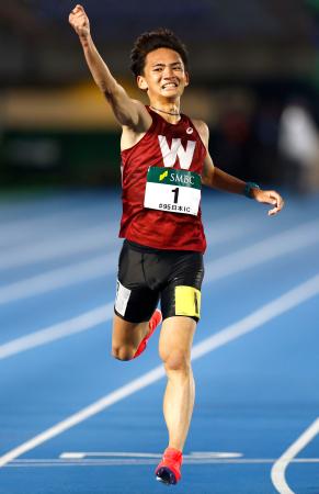 　男子１万メートルで優勝し、喜ぶ山口竣平＝レモンガススタジアム平塚