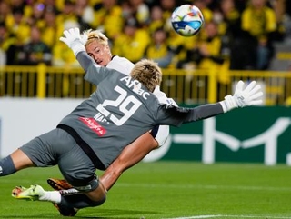 　柏-鹿島　前半終了間際、先制ゴールを決める鹿島・鈴木（奥）＝三協Ｆ柏