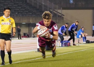 　ラグビー・リーグワン２部の愛知戦でトライを決める九州・山田章。通算トライで歴代トップに並んだ＝博多の森陸上競技場