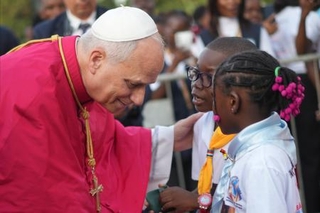 　アンゴラの首都ルアンダの教会に到着したローマ教皇レオ１４世＝２０日（ＡＰ＝共同）