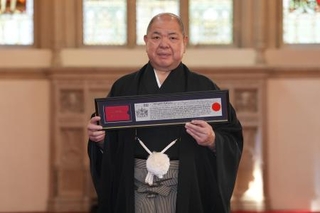 　２４日、ロンドンのシティー庁舎で「名誉市民」の称号を授与された日本相撲協会の八角理事長（Ｌｕｃｙ　Ｎｏｒｔｈ／ＰＡ通信・共同）