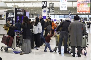 　ゴールデンウイークが始まり、混雑する成田空港の国際線出発ロビー付近＝２５日午前