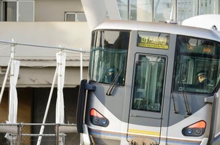 　尼崎ＪＲ脱線事故から２１年、走行する電車内で事故現場に向かって一礼する乗務員＝２５日午前６時２７分、兵庫県尼崎市