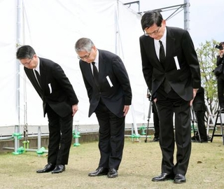 　尼崎ＪＲ脱線事故から２１年となり、事故発生時刻に合わせて黙とうするＪＲ西日本の倉坂昇治社長（中央）ら＝２５日午前９時１８分、兵庫県尼崎市（代表撮影）