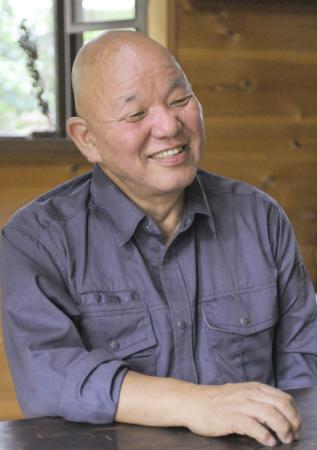 　インタビューに笑顔で答える篠原勝之さん＝２０１５年７月、山梨県北杜市