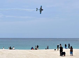 　「南紀白浜エアショー」で曲技飛行を披露する室屋義秀さんのプロペラ機＝２５日午前、和歌山県白浜町