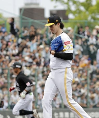 　２回、ロッテ・佐藤（奥）に先制３ランを浴びたソフトバンク・上沢＝リブワーク藤崎台