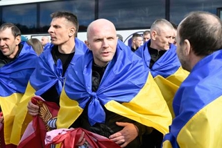 　２４日、捕虜交換で解放されたウクライナ兵＝ウクライナ北部チェルニヒウ州（共同）