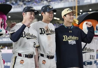 　ヒーローインタビューを終え、ポーズをとるオリックスの（左から）吉田、太田、高島＝京セラドーム