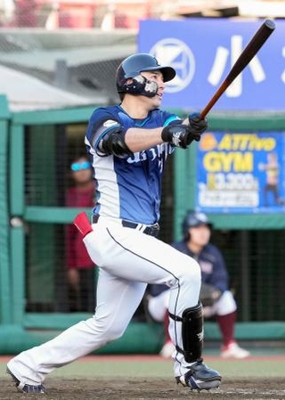 　８回西武２死一塁、林安可が右越えに２ランを放つ＝楽天モバイルパーク