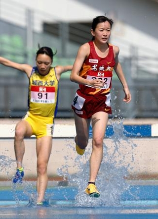 　女子３０００メートル障害　９分５９秒６７で優勝した近藤希美＝レモンガススタジアム平塚