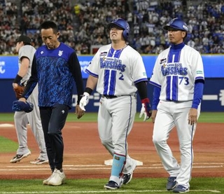 　２４日の巨人戦の三回、内野安打で出塁するが、右脚を痛めベンチに戻るＤｅＮＡ・牧（右から２人目）。負傷交代となる＝横浜