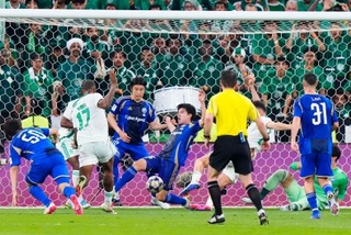 　町田-アルアハリ　前半、アルアハリの猛攻に耐える町田・林（中央）ら＝ジッダ（共同）