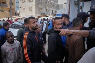 　２５日、パレスチナ自治区ガザ中部デールバラハの地方選の投票所に並ぶ人たち（ＡＰ＝共同）