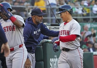 　生還した吉田を迎えるレッドソックスのコーラ監督（中央）＝２０２４年、オークランド（共同）