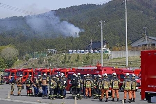 　岩手県大槌町の山林火災で、現場近くに集まった消防隊＝２５日