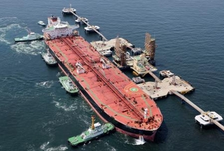 　東京湾の受け入れ施設に到着した米国産原油を積んだタンカー＝２６日午前１１時１３分（共同通信社ヘリから）