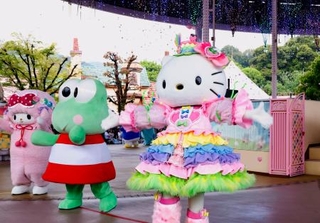 　ハーモニーランドの開園３５周年記念セレモニーに登場したハローキティなどのキャラクター＝２６日午前、大分県日出町