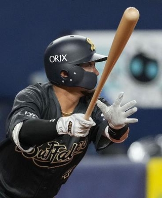 　１回オリックス２死一、三塁、森友が中前に適時打を放つ＝京セラドーム