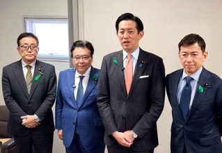 　記者団の取材に応じる自民党の小林政調会長（右から２人目）＝２６日午後、岐阜市