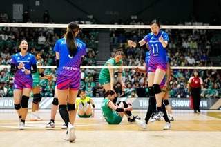 　大阪Ｍを下し、初優勝を果たして喜ぶＳＡＧＡ久光の選手たち＝横浜ＢＵＮＴＡＩ