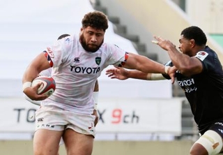 　ＢＲ東京-トヨタ　後半、突進するトヨタのトゥイプロトゥ。この後トライを決める＝秩父宮