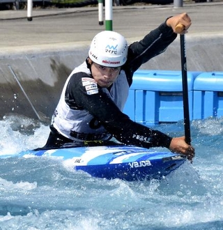 　日本代表選考会でパドルをこぐ羽根田卓也＝東京都内
