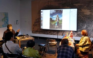 　トークイベントでチョルノービリ原発周辺の様子について話す中筋純さん（左端）＝２６日午後、福島県南相馬市