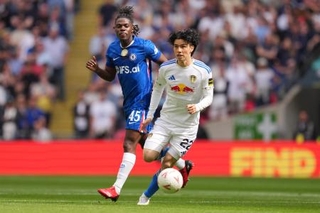 　ＦＡ杯準決勝のチェルシー戦で競り合うリーズの田中碧＝２６日、ロンドン（ＡＰ＝共同）