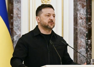 　２６日、ウクライナの首都キーウで記者会見するゼレンスキー大統領（共同）