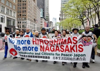 　核兵器廃絶を訴えて米ニューヨークを行進する被爆者ら＝２６日（共同）