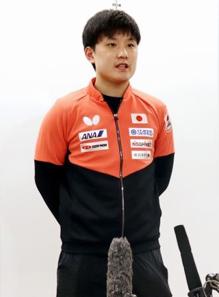 　羽田空港で取材に応じる卓球男子の張本智和＝２７日
