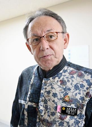 　米軍普天間飛行場返還について取材に応じる沖縄県の玉城デニー知事＝２７日午前、沖縄県庁