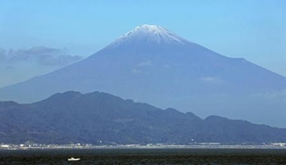 　静岡県側から見た富士山＝２０２４年１１月
