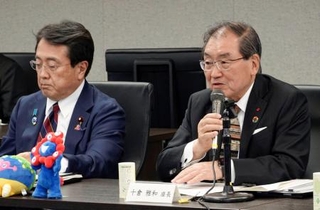 　検証委員会の会合で発言する日本国際博覧会協会の十倉雅和会長（右）＝２７日午後、東京都千代田区