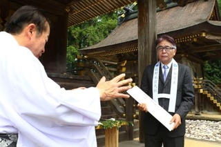 　熊野本宮大社で必勝を祈願した日本サッカー協会の山本昌邦技術委員長＝２７日午前、和歌山県田辺市