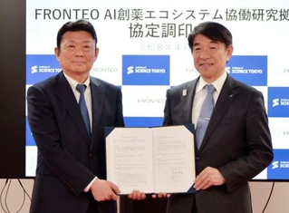 　ＡＩ創薬拠点新設の調印式に出席したフロンテオの守本正宏社長（左）と東京科学大の大竹尚登理事長＝２７日午後、東京都内