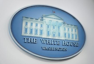 　記者会見場に掲げられているホワイトハウスの看板＝２０２６年３月１９日、ワシントンのホワイトハウス（共同）