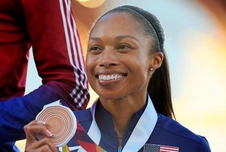 銅メダルを手にする米国のアリソン・フェリックス＝２０２２年７月、ユージン（共同）