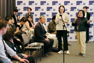 　ニューヨーク市立大の集会で話す被爆２世の韓正淳さん（右端）＝２７日、米ニューヨーク（共同）