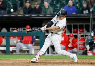 　エンゼルス戦の７回、１２号３ランを放つホワイトソックス・村上＝シカゴ（共同）