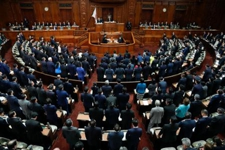 　入管難民法改正案を可決した衆院本会議＝２８日午後