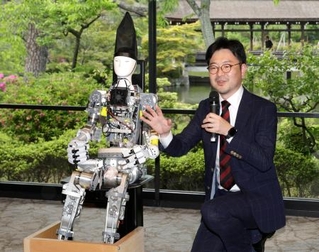 　公開された純国産の人型ロボット「ＳＥＩＭＥＩ」を説明する早稲田大の橋本健二教授＝２８日午後、京都市
