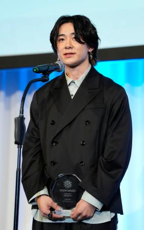 　全日本スキー連盟の２０２５～２６年シーズンの最優秀選手賞に選ばれ、あいさつするスノーボード男子の戸塚優斗＝２８日、東京都品川区