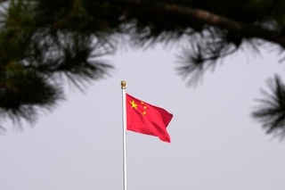 　北京市内に掲げられた中国国旗＝３月（共同）