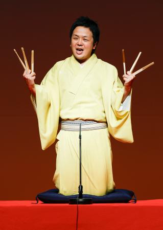 　「公推協杯　全国若手落語家選手権」の第３回予選に参加した三遊亭ぐんまさん＝２８日夜、東京都品川区