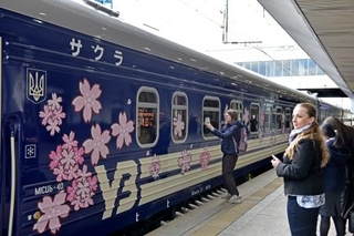　桜の花びらのイラストでラッピングした列車＝２８日、ウクライナ首都キーウ（共同）