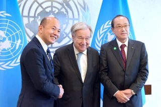 　国連のグテレス事務総長（中央）と面会した広島市の松井一実市長（右）と長崎市の鈴木史朗市長＝２８日、米ニューヨークの国連本部（共同）